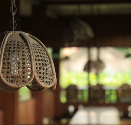 Een stijlvolle rotan hanglamp die een warme en natuurlijke sfeer toevoegt aan een moderne woonkamer.