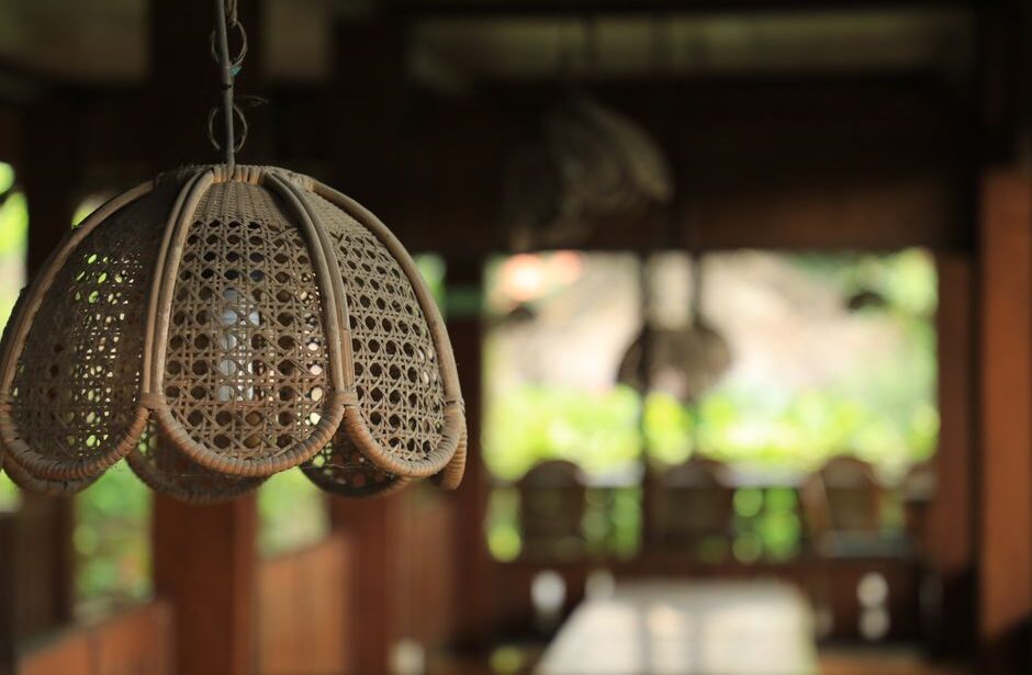 Een stijlvolle rotan hanglamp die een warme en natuurlijke sfeer toevoegt aan een moderne woonkamer.